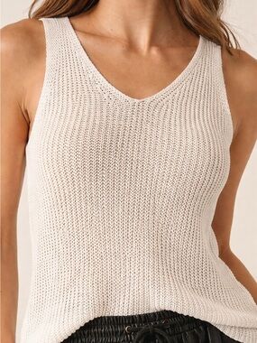 ☀️ NWT White V-Neck Knit Tank Top